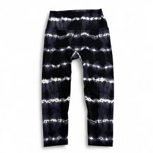 K-Deer Yoga Legging Capri Length Black and white tie dye